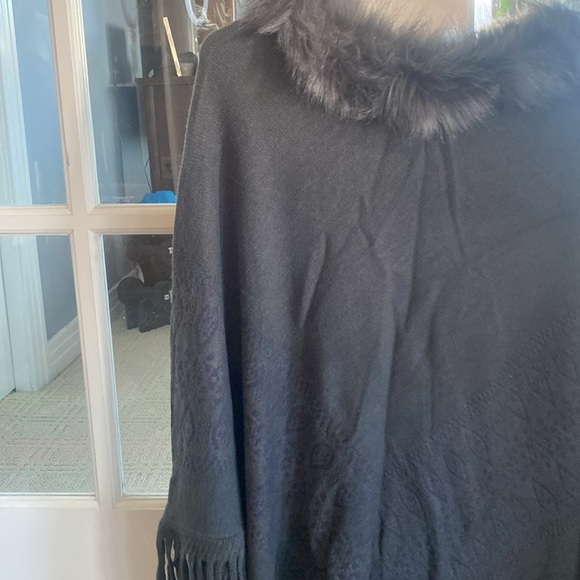 Gray sweater poncho with fur neckline - Picture 2 of 4